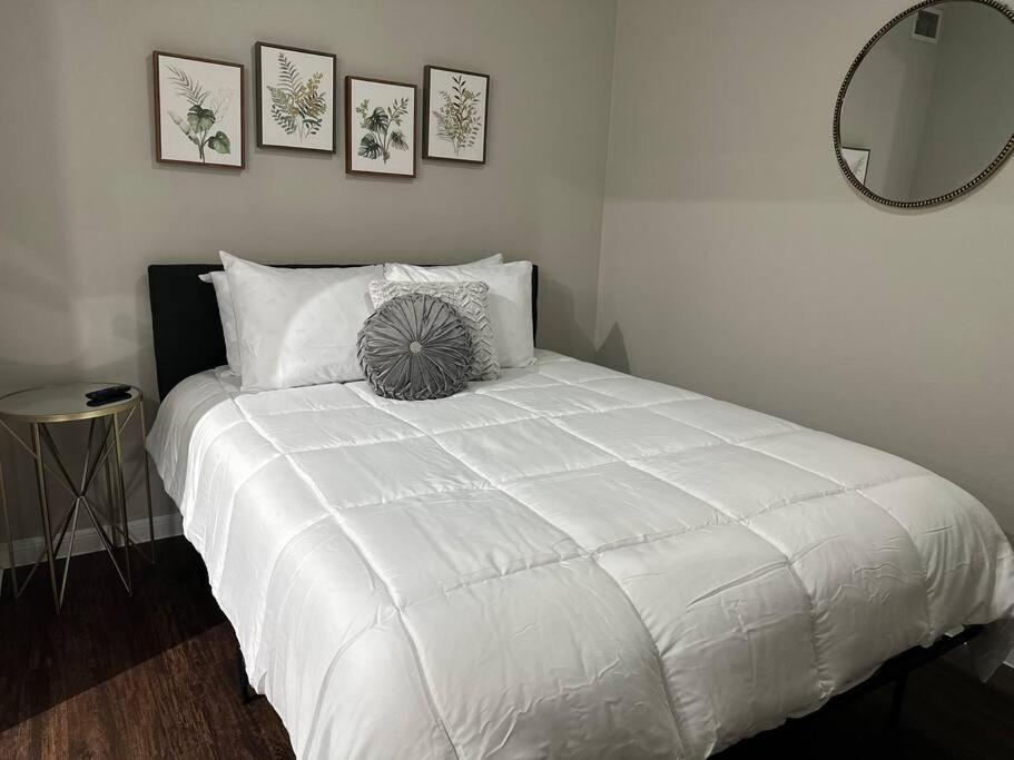 Apartment Trendy, Upscale Apartment! *