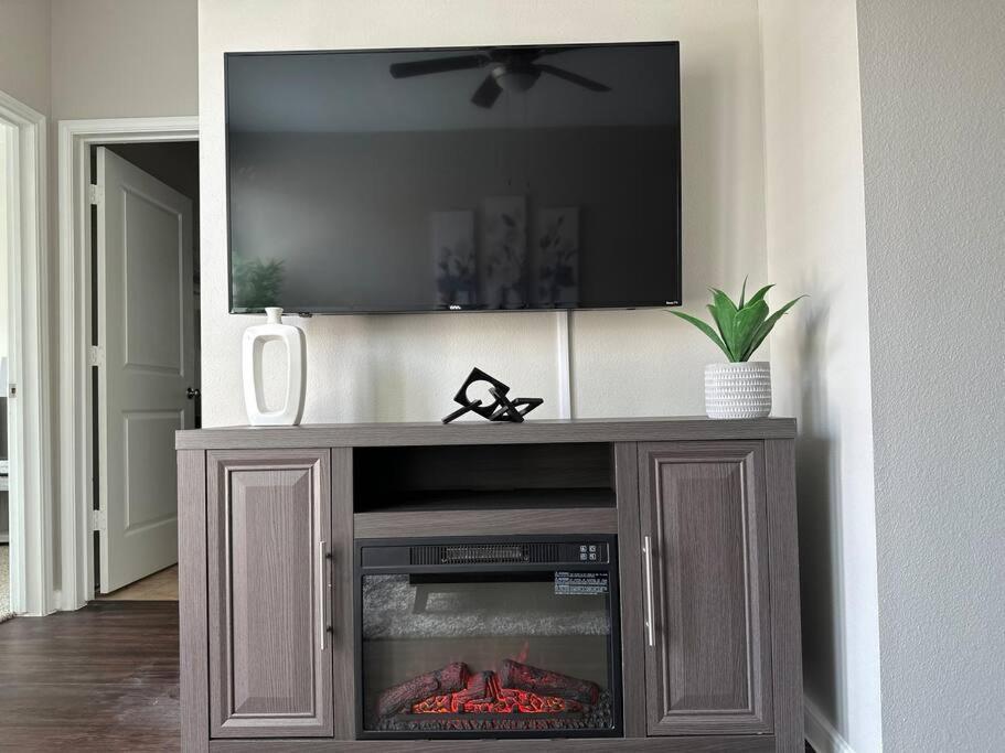 Apartment Trendy, Upscale Apartment! Houston